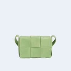 보테가 베네타 인트레치아토 피스타치오 캔디백